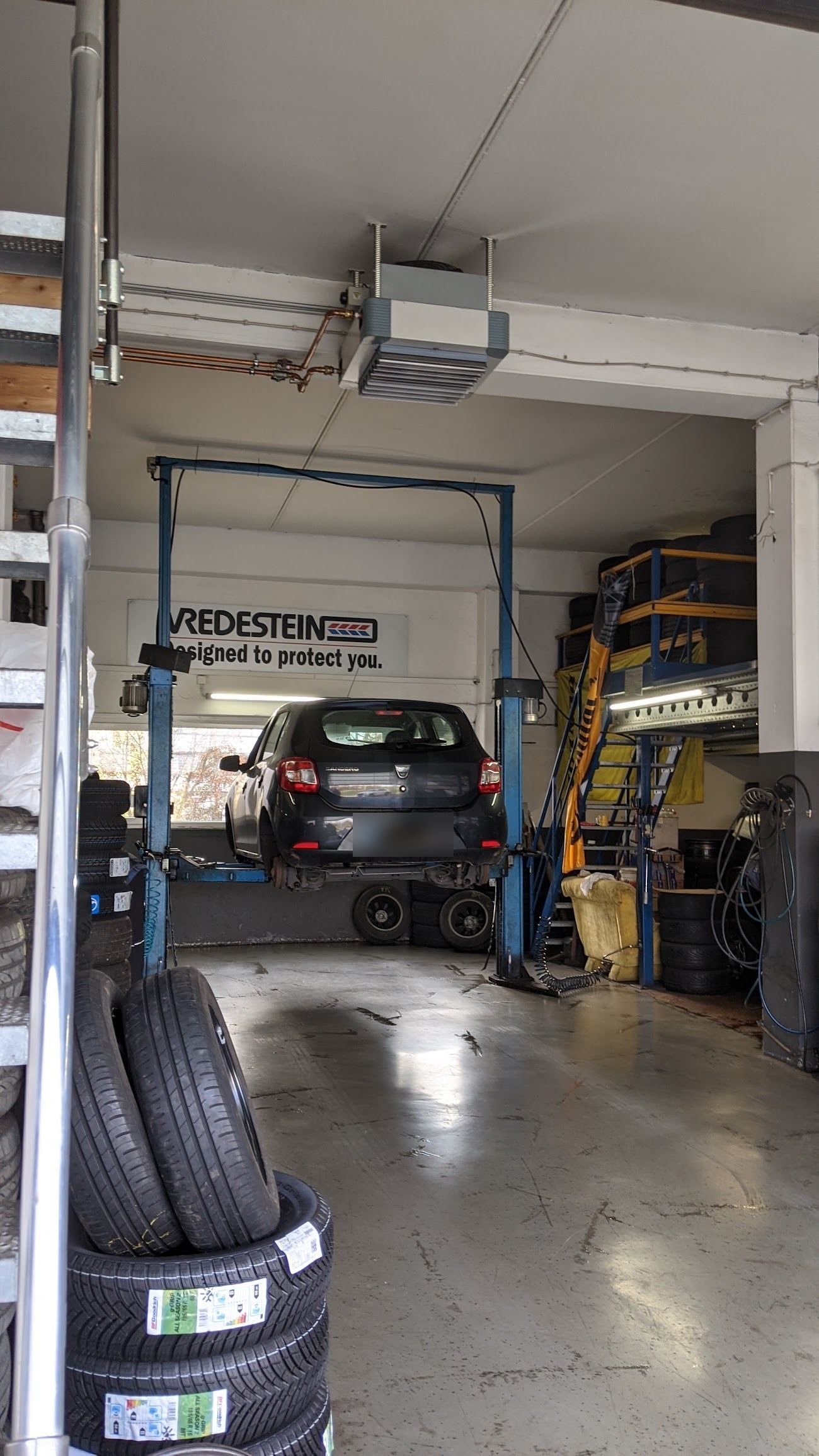 Auto auf der Hebebühne in der Werkstatt