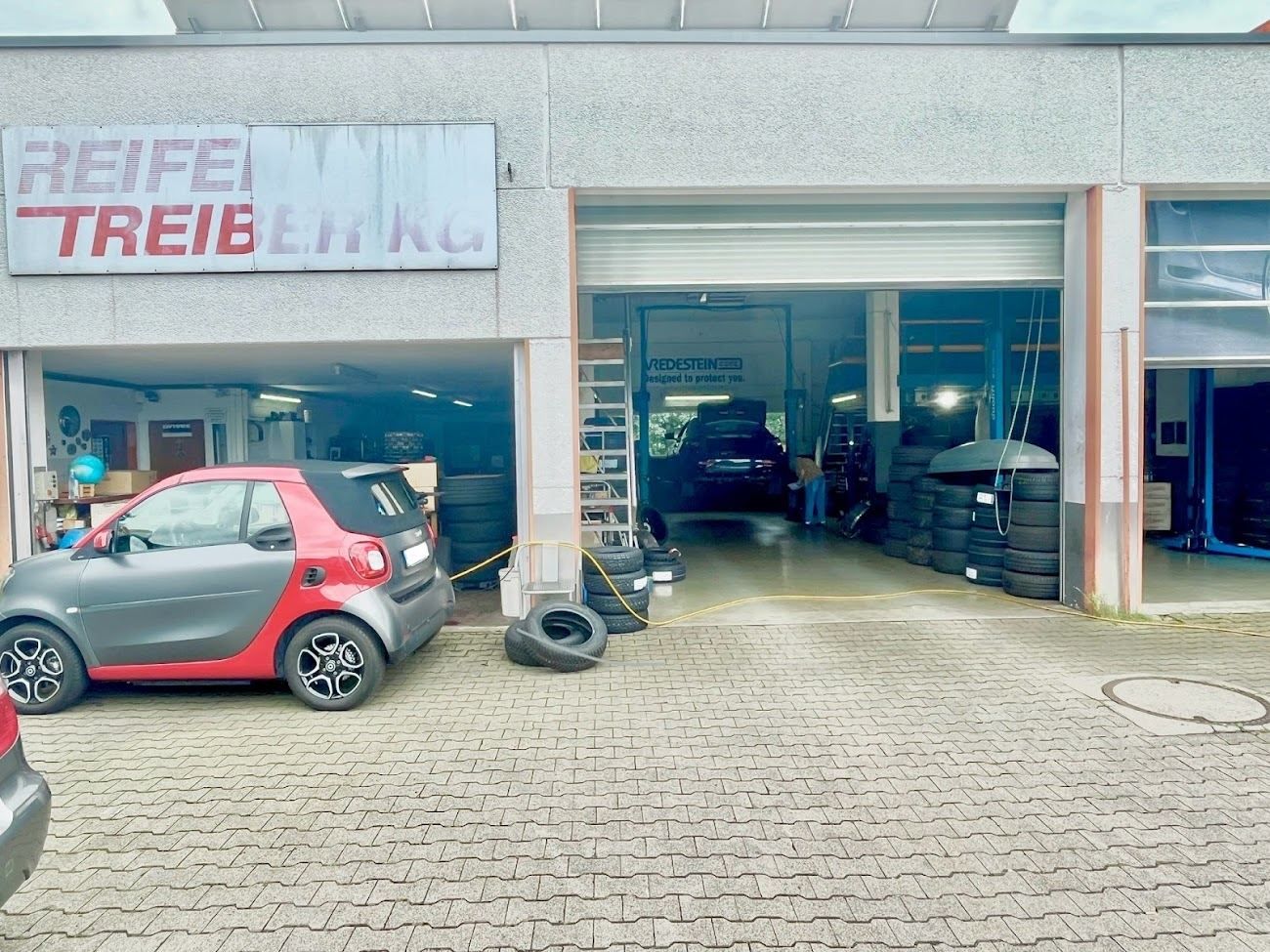 Werkstatt von Reifen Treiber KG mit offenem Tor